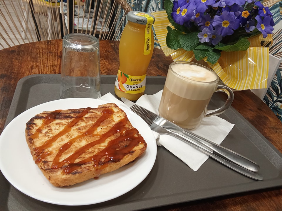 Petit déjeuner gourmand chez Festi Douceurs à Villefranche-de-Lauragais avec café latte et confiture maison,