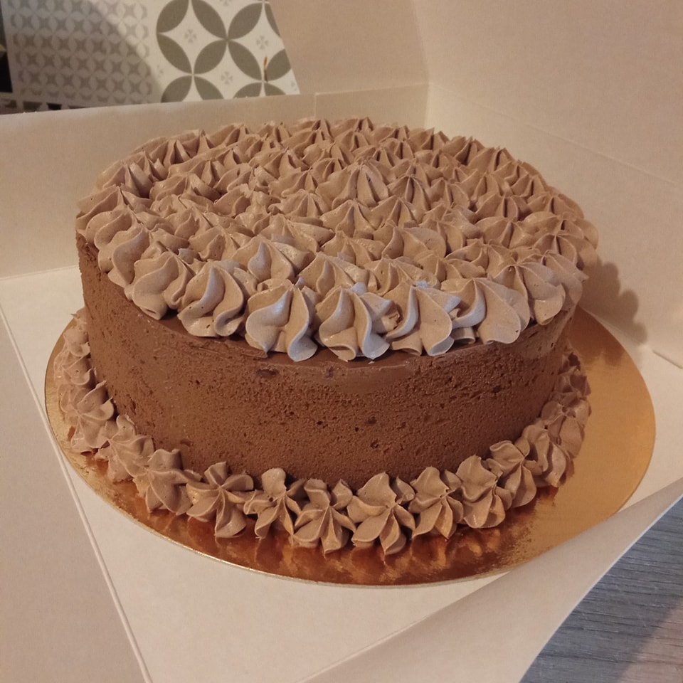 Gâteau chocolat avec rosaces de crème par Festi Douceurs à Villefranche-de-Lauragais sur support doré,