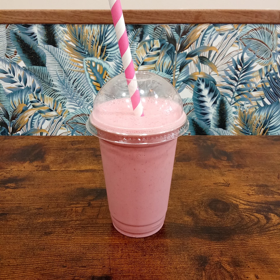 Smoothie rose chez Festi Douceurs à Villefranche-de-Lauragais, sur table bois, ambiance tropicale et cosy,