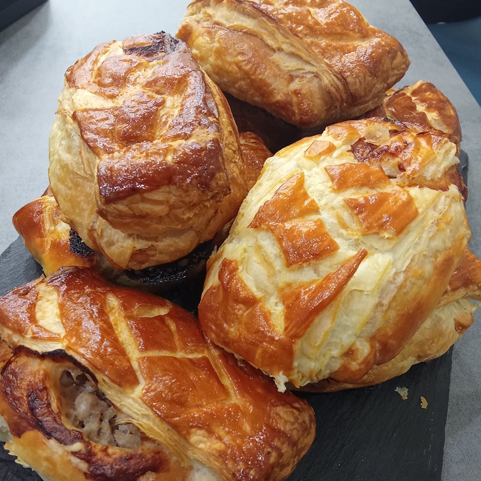 Feuilletés dorés artisanaux de Festi Douceurs à Villefranche-de-Lauragais sur ardoise noire,