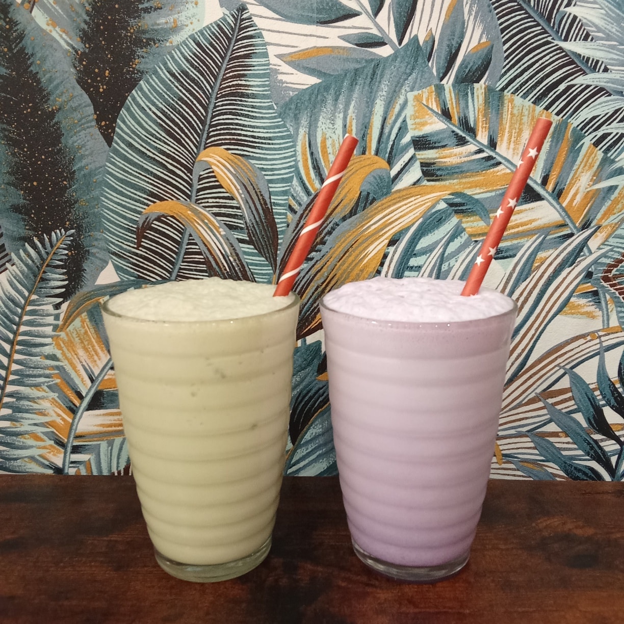 Milkshakes colorés chez Festi Douceurs à Villefranche-de-Lauragais devant un décor tropical,