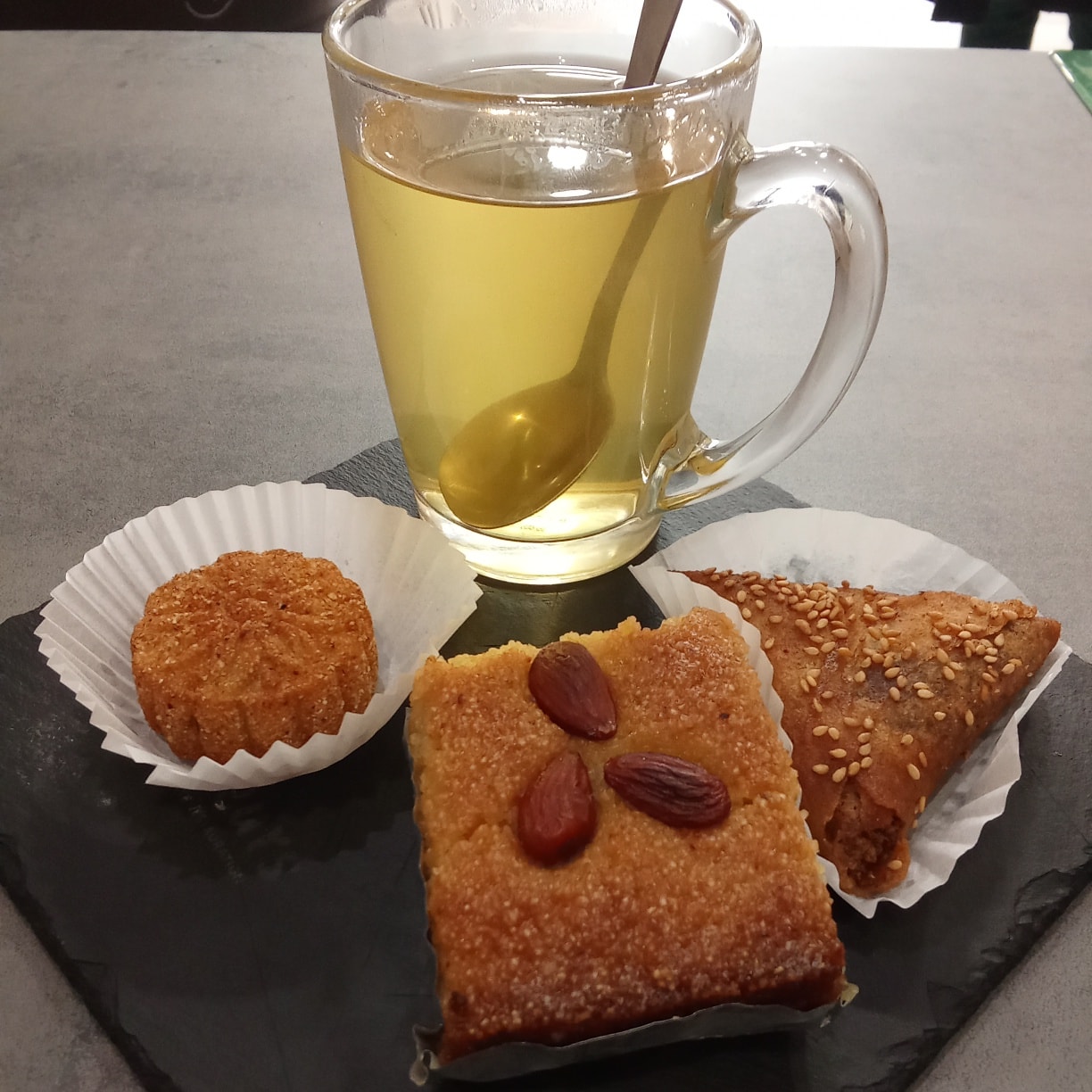 Thé et pâtisseries orientales Festi Douceurs à Villefranche-de-Lauragais sur table grise ambiance conviviale,