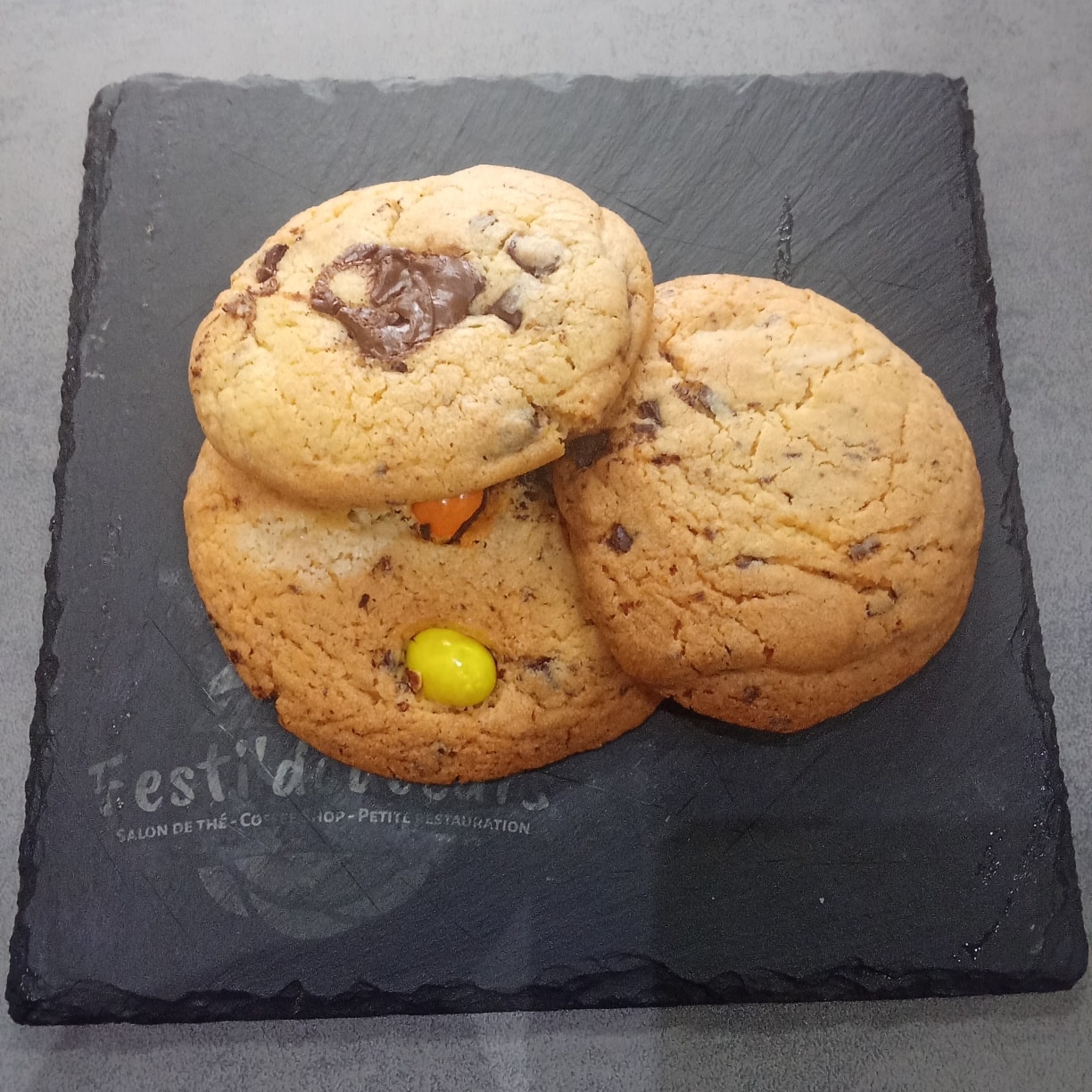 Cookies gourmands Festi Douceurs avec éclats de chocolat à Villefranche-de-Lauragais sur assiette ardoise noire,
