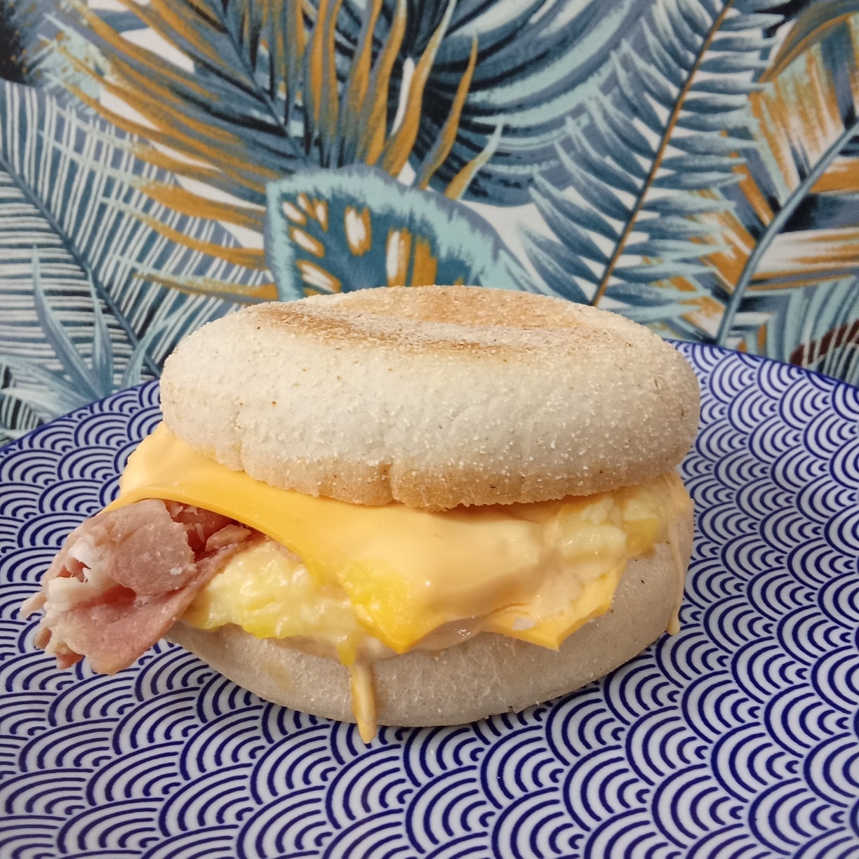 Sandwich petit-déjeuner muffin œuf bacon chez Festi Douceurs à Villefranche-de-Lauragais, décor exotique coloré,