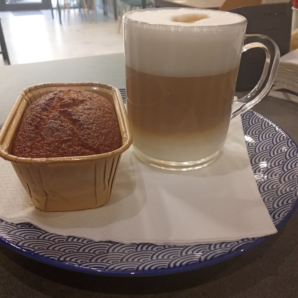 Café latte et gâteau moelleux chez Festi Douceurs à Villefranche-de-Lauragais sur assiette décorée bleue et blanche,