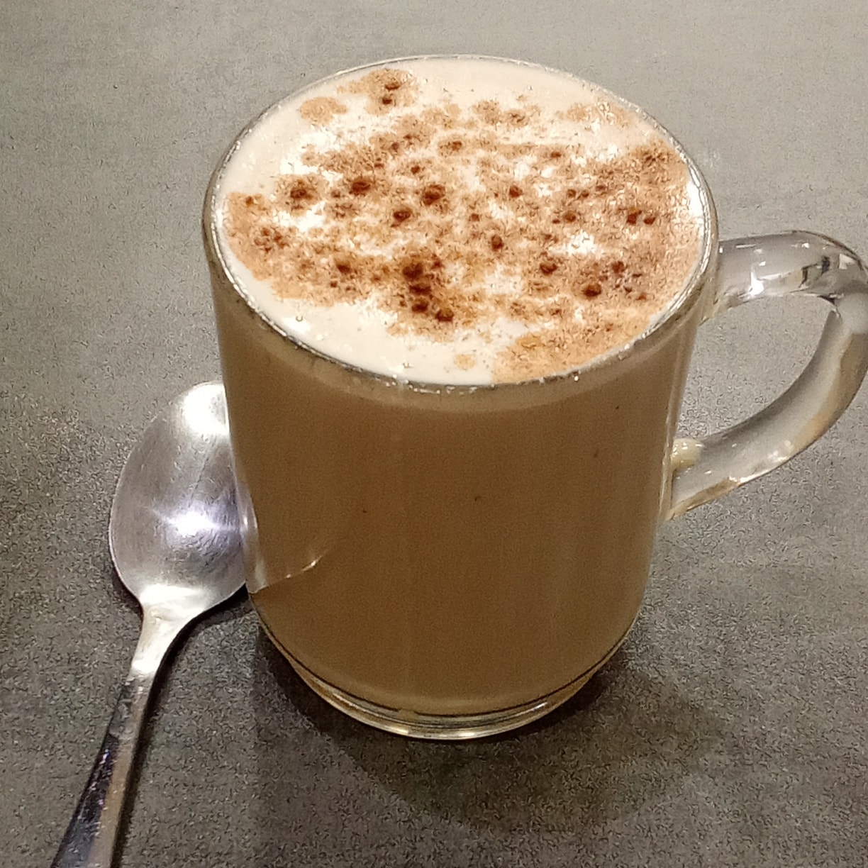 Café latte onctueux chez Festi Douceurs à Villefranche-de-Lauragais, mousse légère et cannelle,