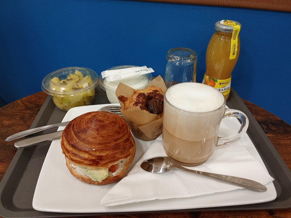 Petit-déjeuner gourmand Festi Douceurs avec cappuccino, pâtisseries à Villefranche-de-Lauragais,