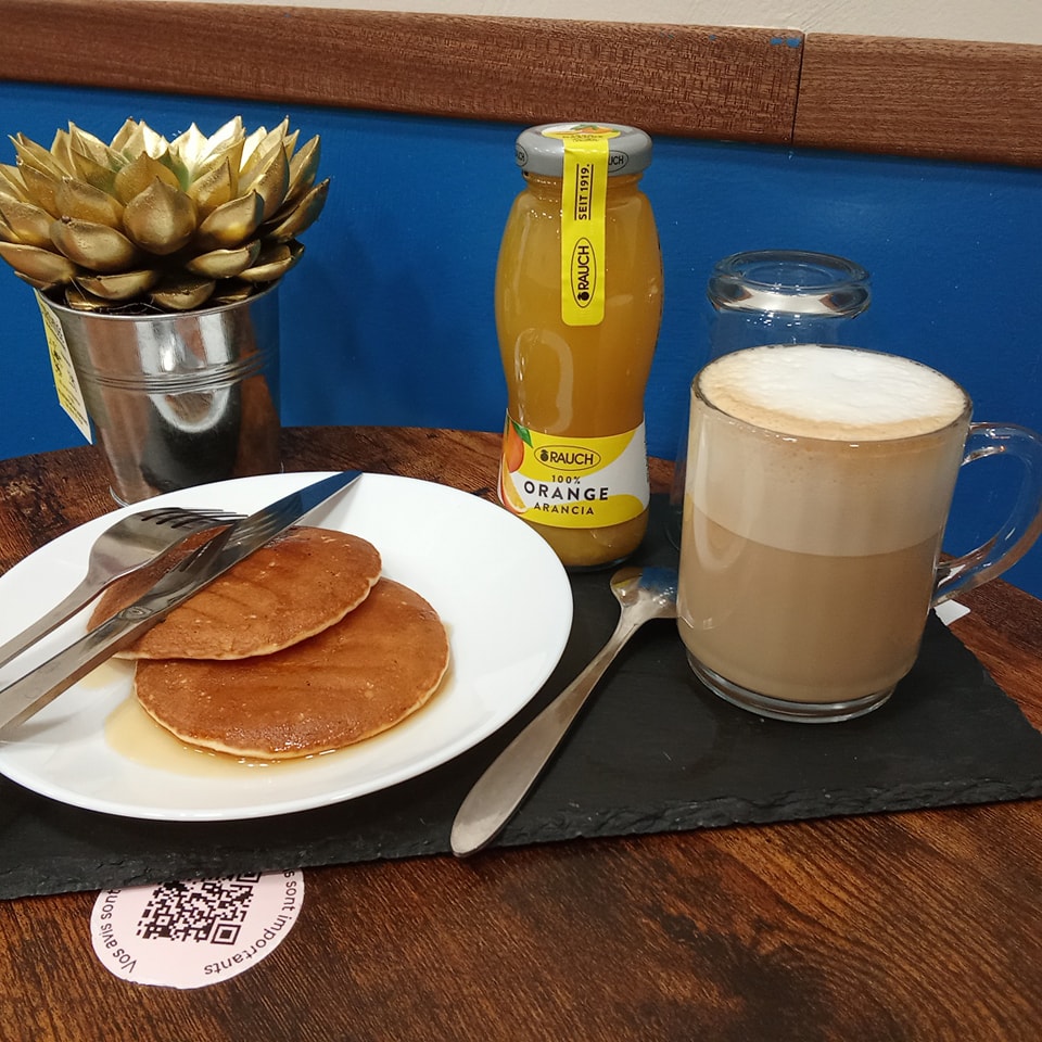 Petit-déjeuner gourmand chez Festi Douceurs à Villefranche-de-Lauragais avec pancakes, jus d’orange et café latte,