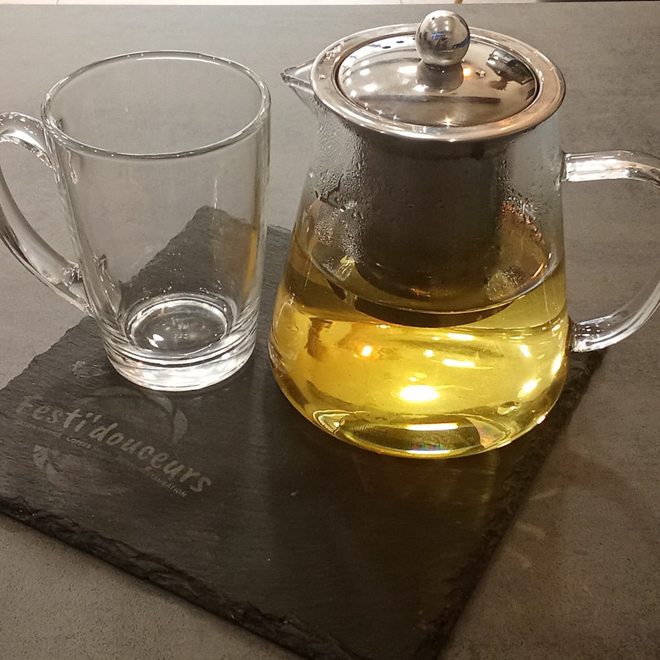 Théière moderne chez Festi Douceurs à Villefranche-de-Lauragais, ambiance chaleureuse et table élégante,