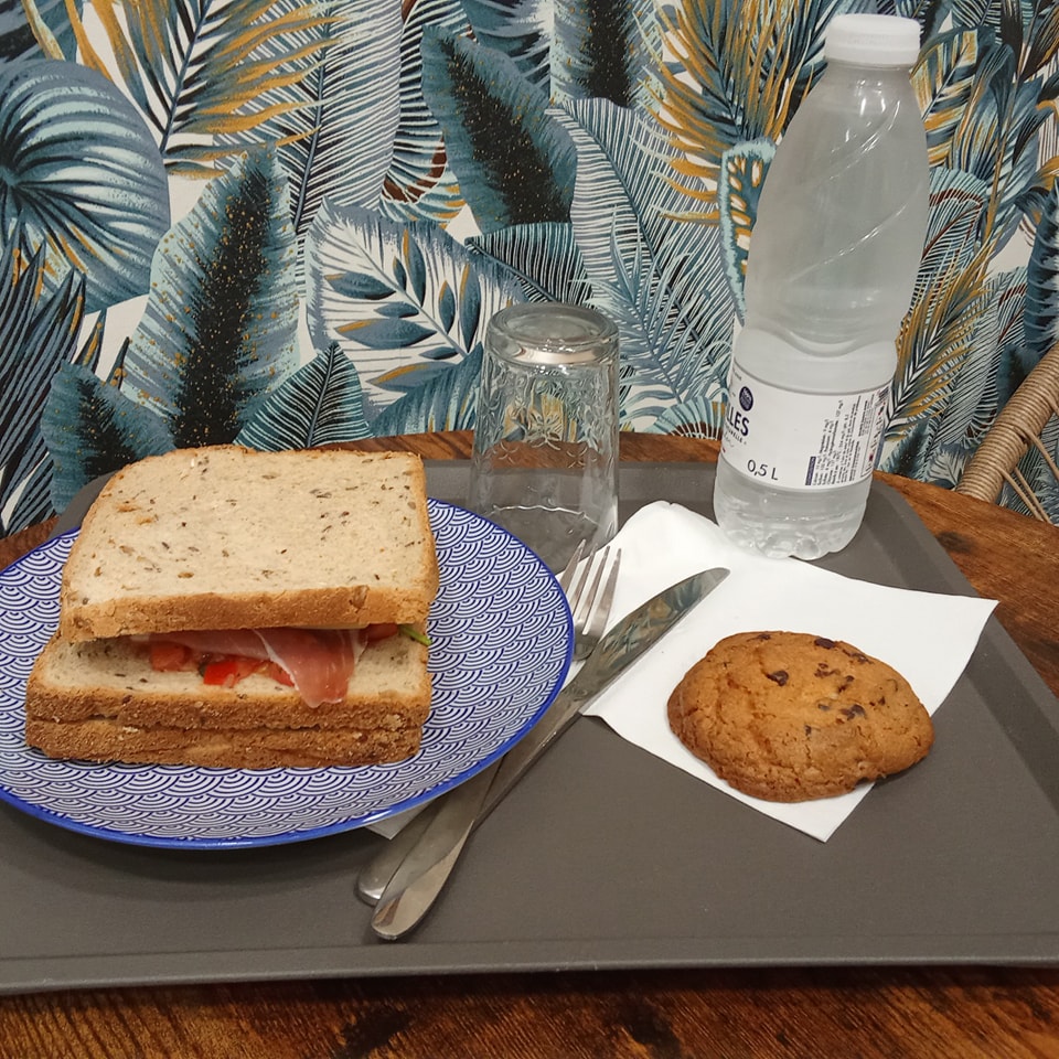 Plateau-repas Festi Douceurs avec sandwich et cookie à Villefranche-de-Lauragais sur table en bois,