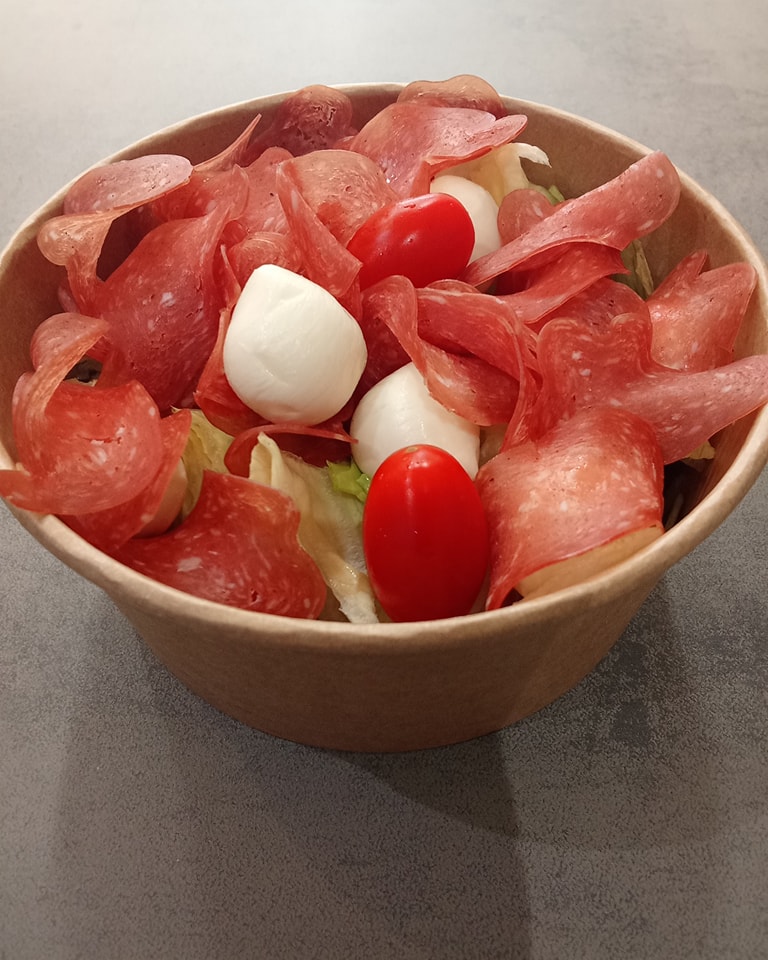 Salade fraîche salami mozzarella signée Festi Douceurs à Villefranche-de-Lauragais, repas léger prêt à emporter,