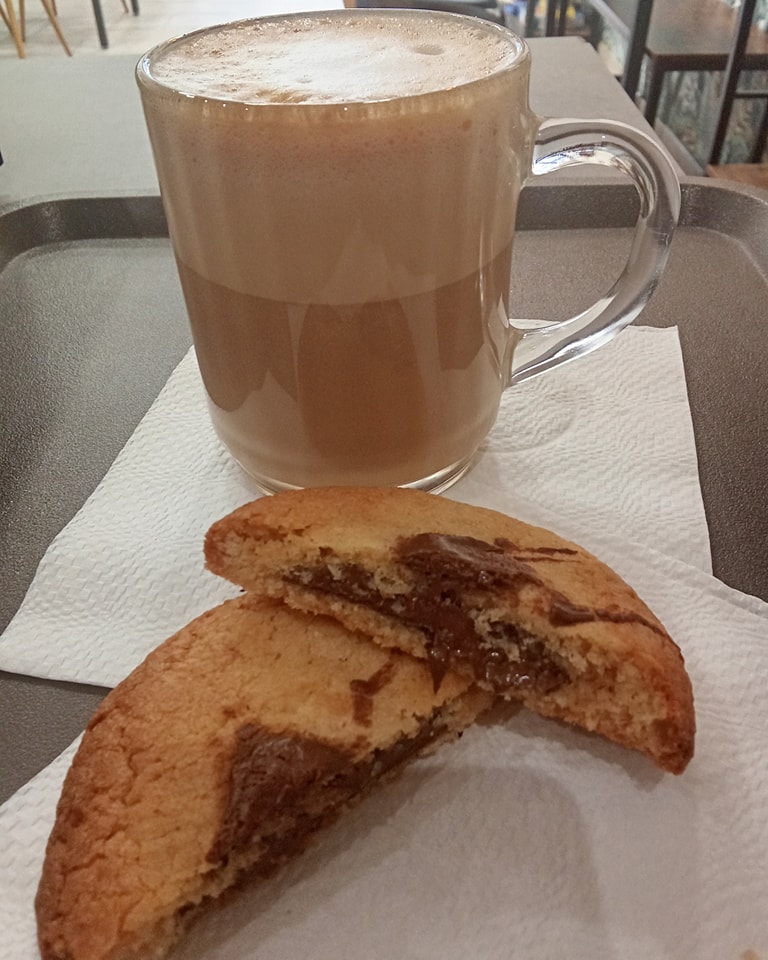 Café latte mousseux et cookie fondant au chocolat chez Festi Douceurs à Villefranche-de-Lauragais,