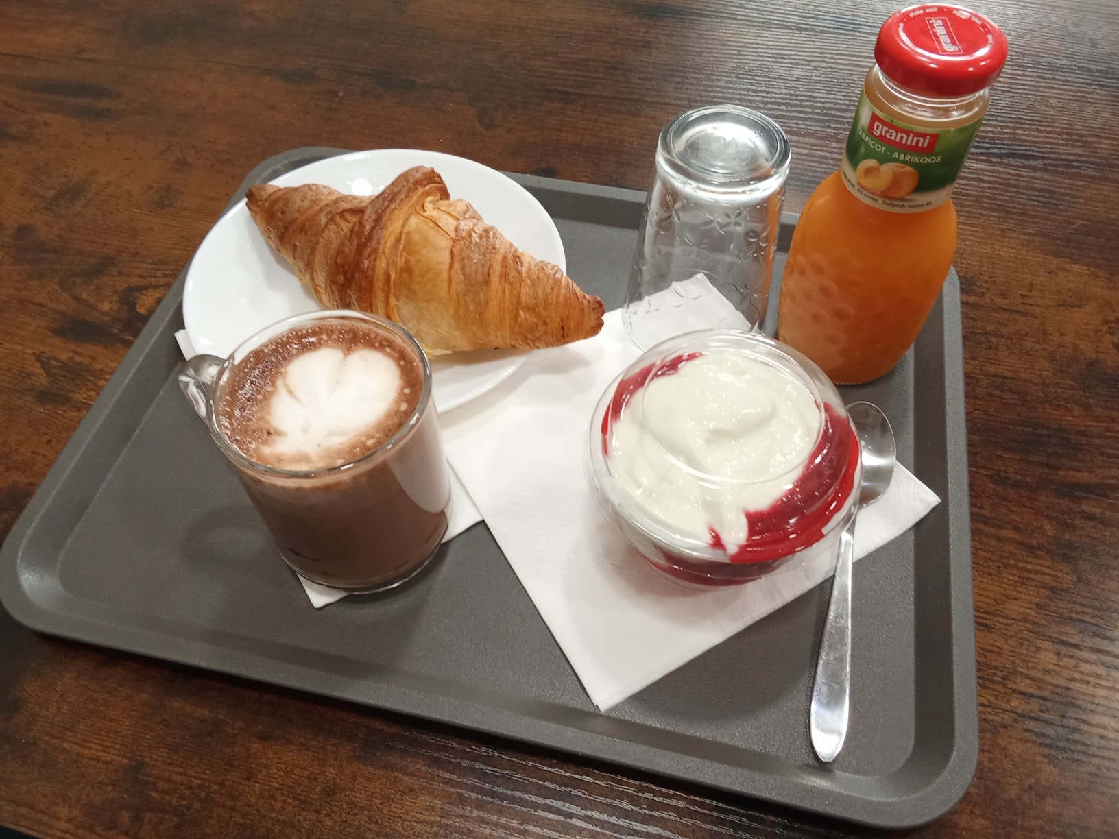 Petit-déjeuner gourmand chez Festi Douceurs à Villefranche-de-Lauragais avec croissant, chocolat chaud et jus d’abricot,