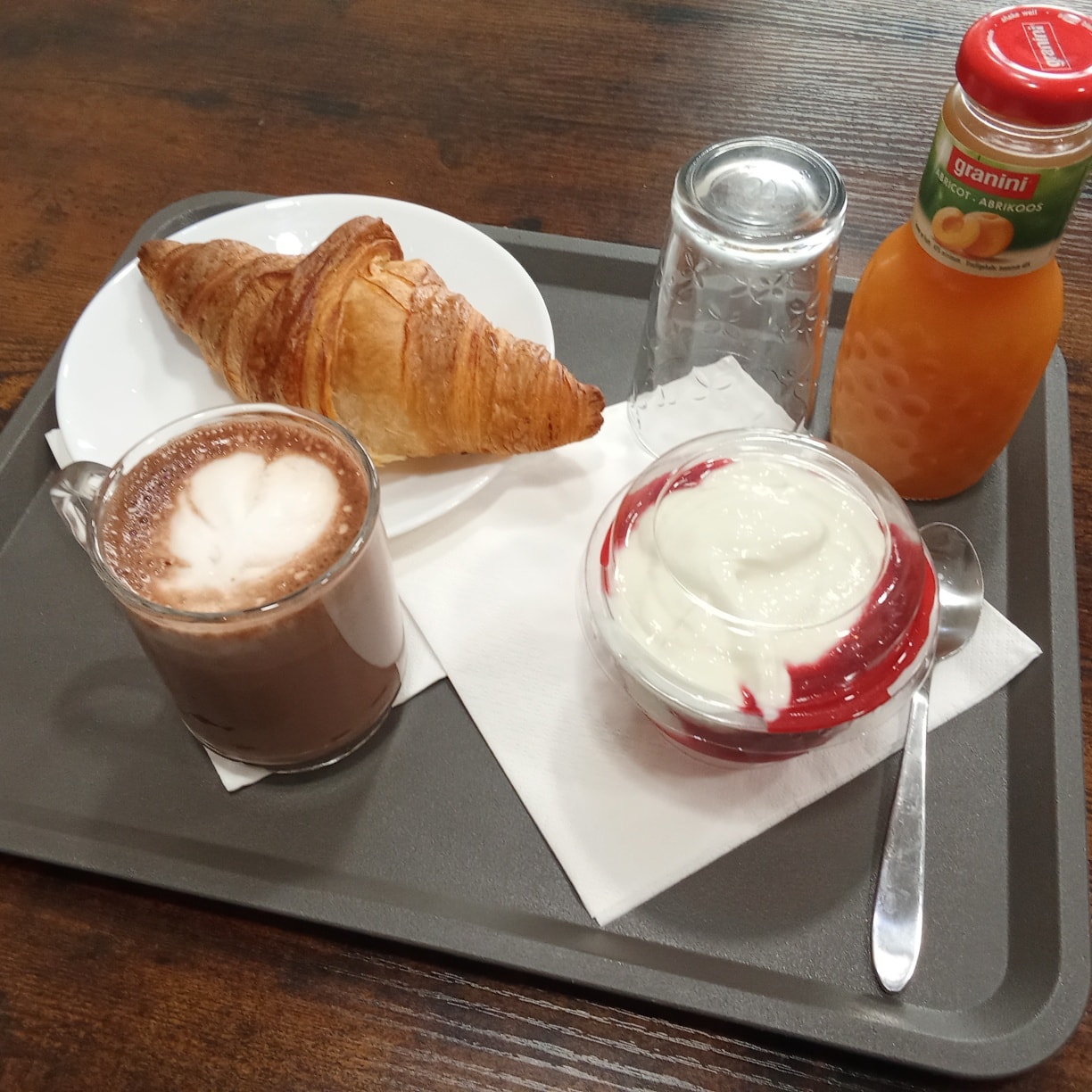 Petit-déjeuner gourmand chez Festi Douceurs à Villefranche-de-Lauragais, croissant, chocolat chaud, yaourt et jus d'abricot,