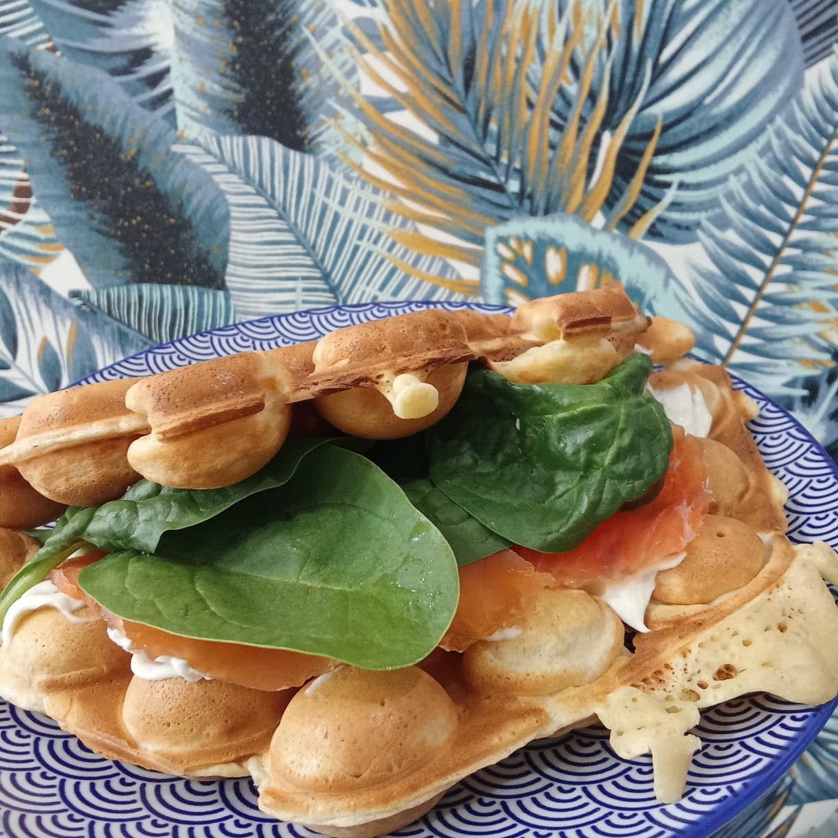 Gaufre bulle saumon épinard fromage frais de Festi Douceurs à Villefranche-de-Lauragais sur assiette décorative,