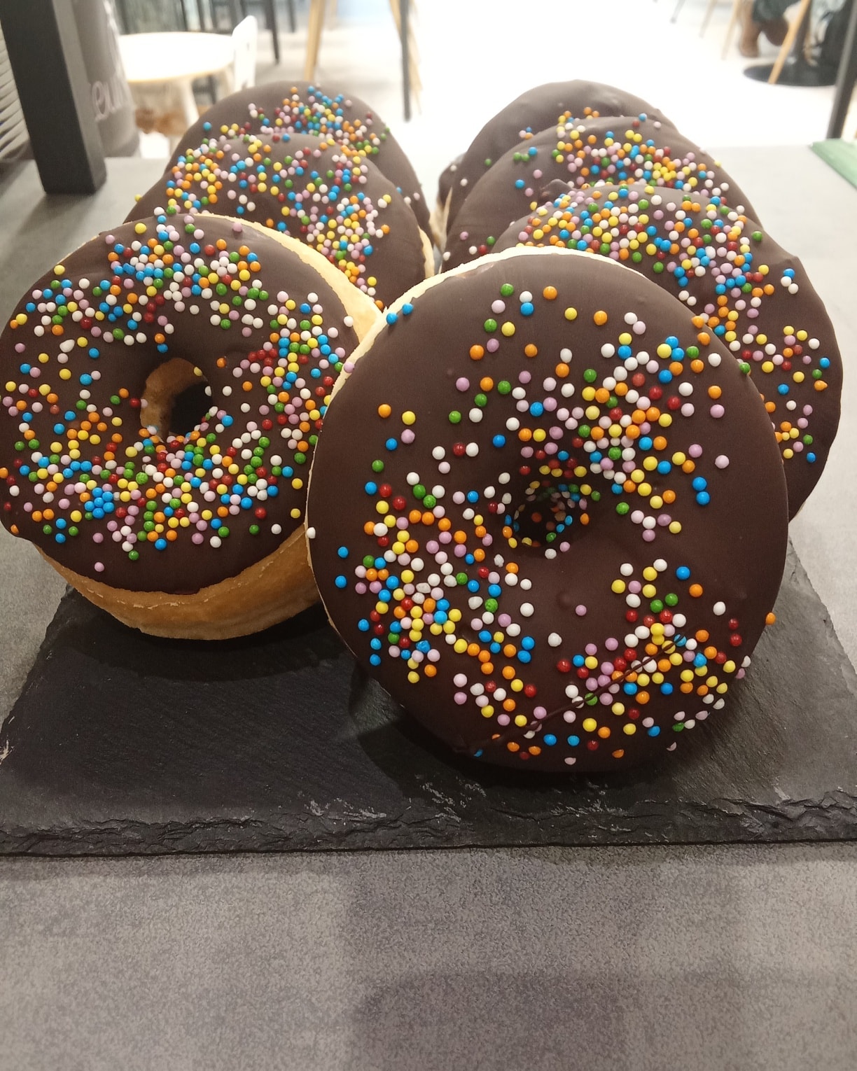 Donuts chocolat garnis de perles colorées chez Festi Douceurs à Villefranche-de-Lauragais,