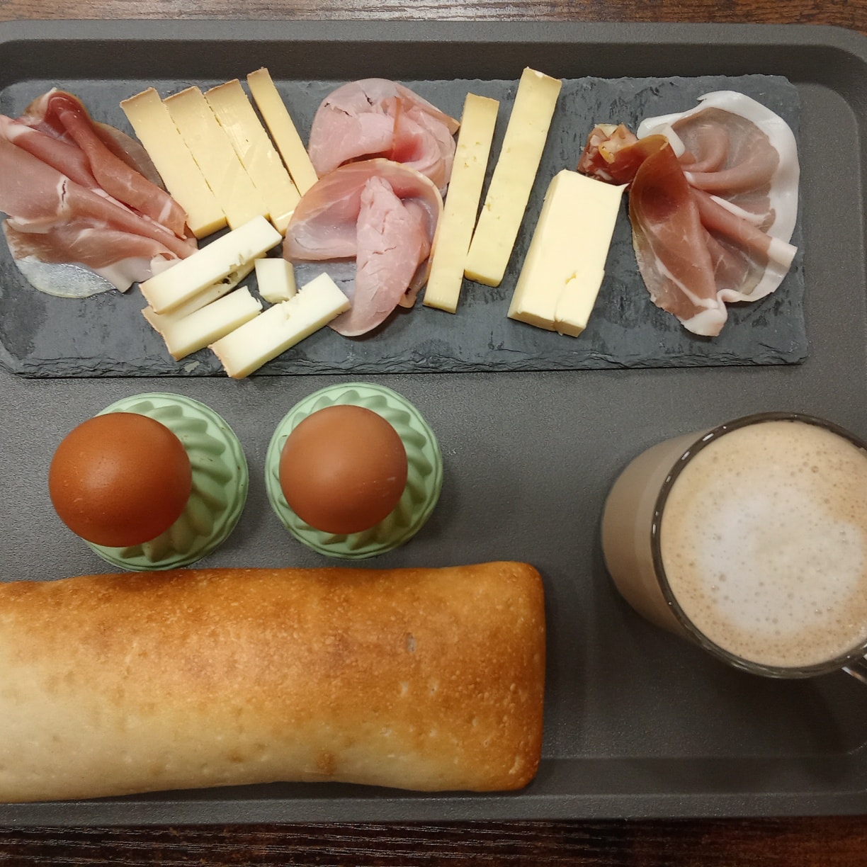 Petit-déjeuner gourmand Festi Douceurs à Villefranche-de-Lauragais avec charcuteries, fromages et café au lait,