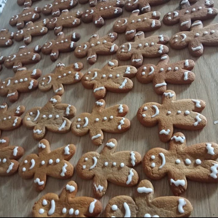 biscuits gingerbread festifs de Festi Douceurs à Villefranche-de-Lauragais décorés de glaçage blanc,